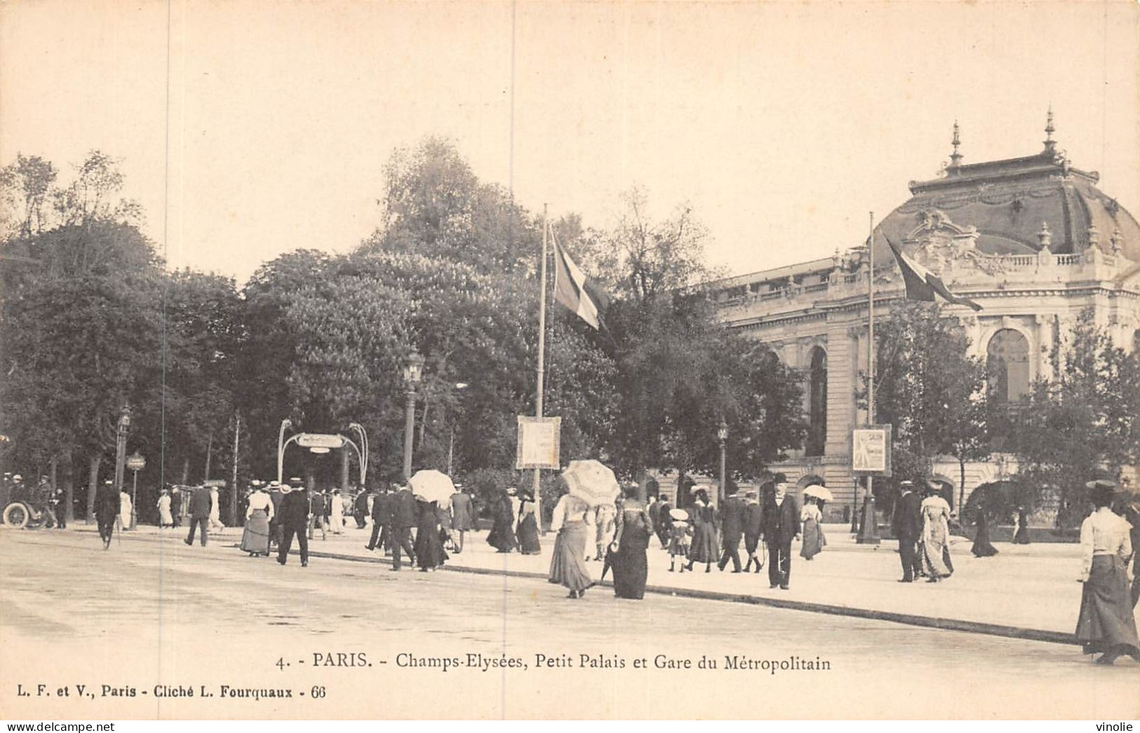24-3335 :  PARIS. LE METROPOLITAIN AUX CHAMPS-ELYSEES - Metro