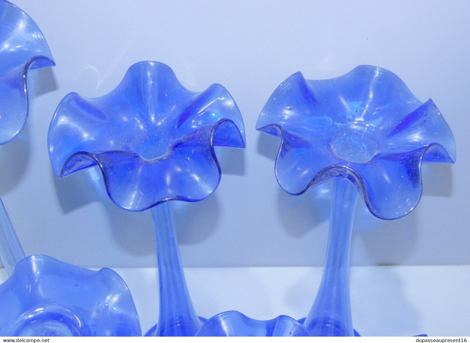 -6 JOLIS VASES En VERRE BLEU AVEC UNE BELLE COLLERETTE Volantée Déco  XXe    E - Vasen