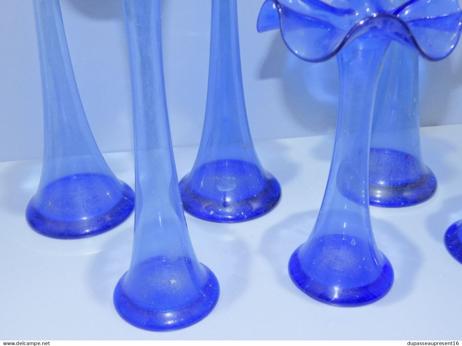 -6 JOLIS VASES en VERRE BLEU AVEC UNE BELLE COLLERETTE Volantée Déco  XXe    E