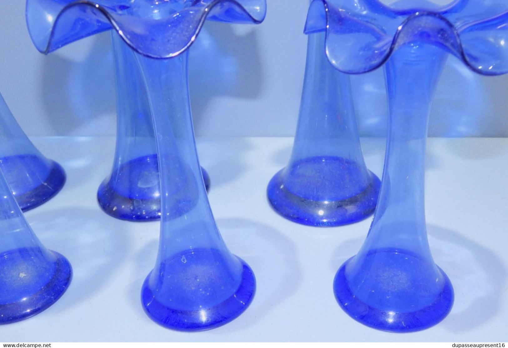 -6 JOLIS VASES en VERRE BLEU AVEC UNE BELLE COLLERETTE Volantée Déco  XXe    E