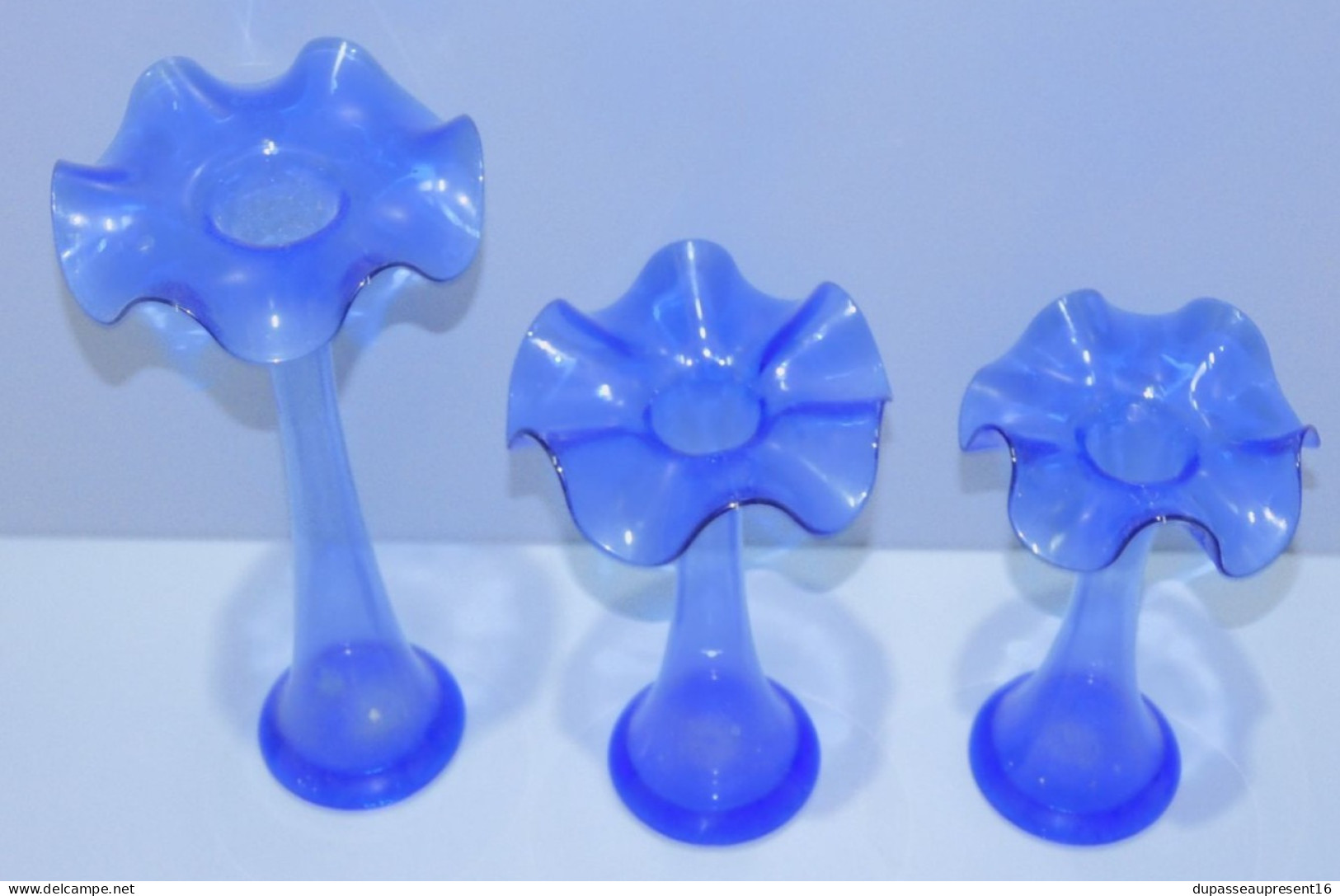 -6 JOLIS VASES en VERRE BLEU AVEC UNE BELLE COLLERETTE Volantée Déco  XXe    E