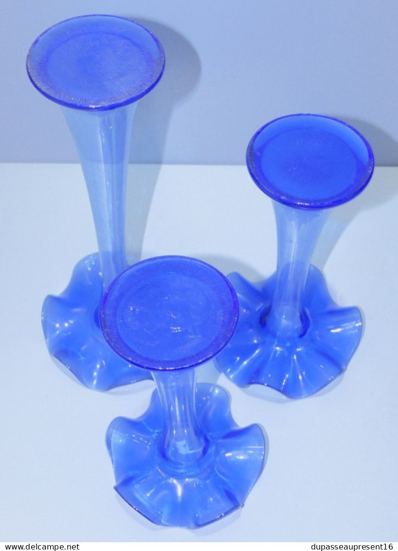 -6 JOLIS VASES en VERRE BLEU AVEC UNE BELLE COLLERETTE Volantée Déco  XXe    E