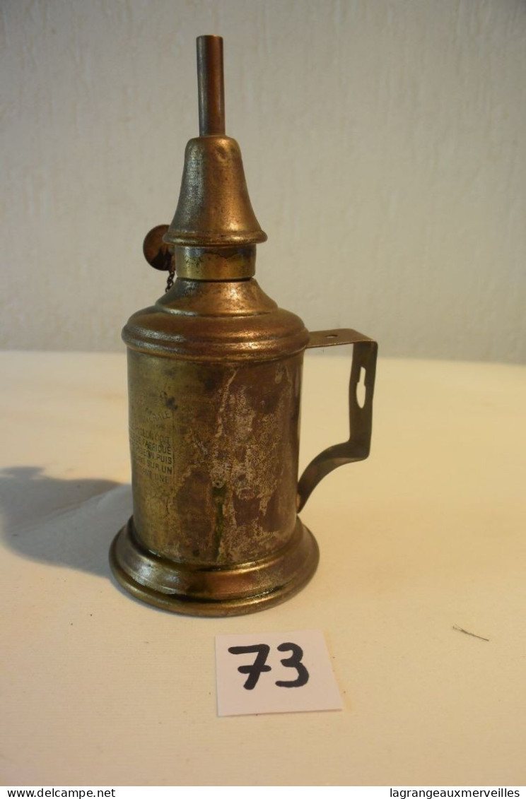 C73 Ancienne Lampe Feutrée De Marque Abeille Dite PIGEON Old Lamp - Outils Anciens