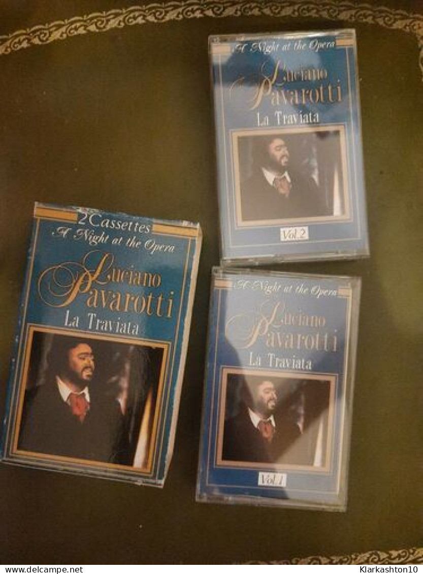 K7 Audio : A Night At The Opéra : Luciano Pavarotti - La Traviata (2 Cassettes) - Cassettes Audio