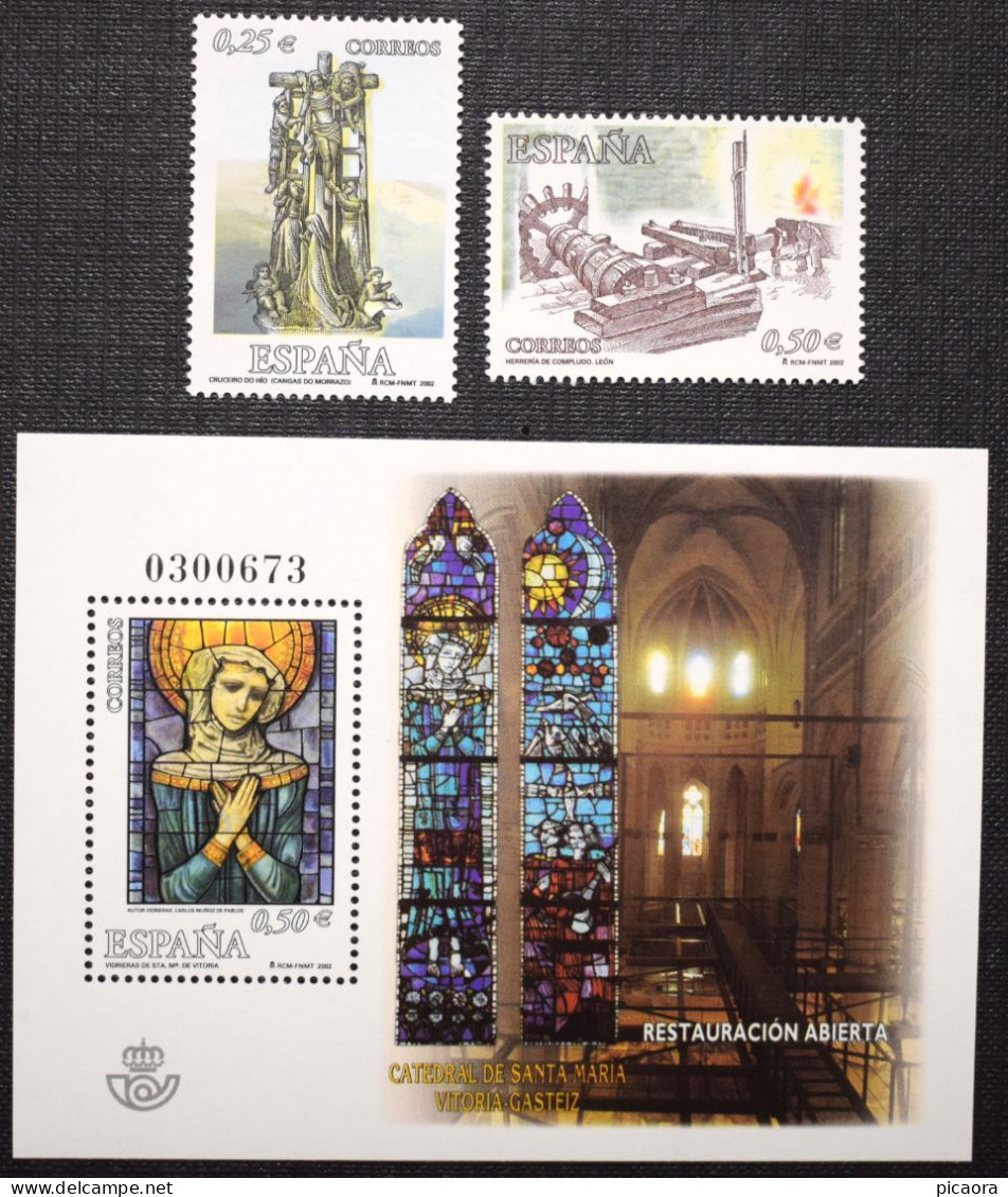 España Spain  2002 Vidrieras Catedral Vitoria  Mi BL114 + 3809/10  Yv BF113 + 3523/24  Edi 3952/54  Nuevo New MNH ** - Vetri & Vetrate