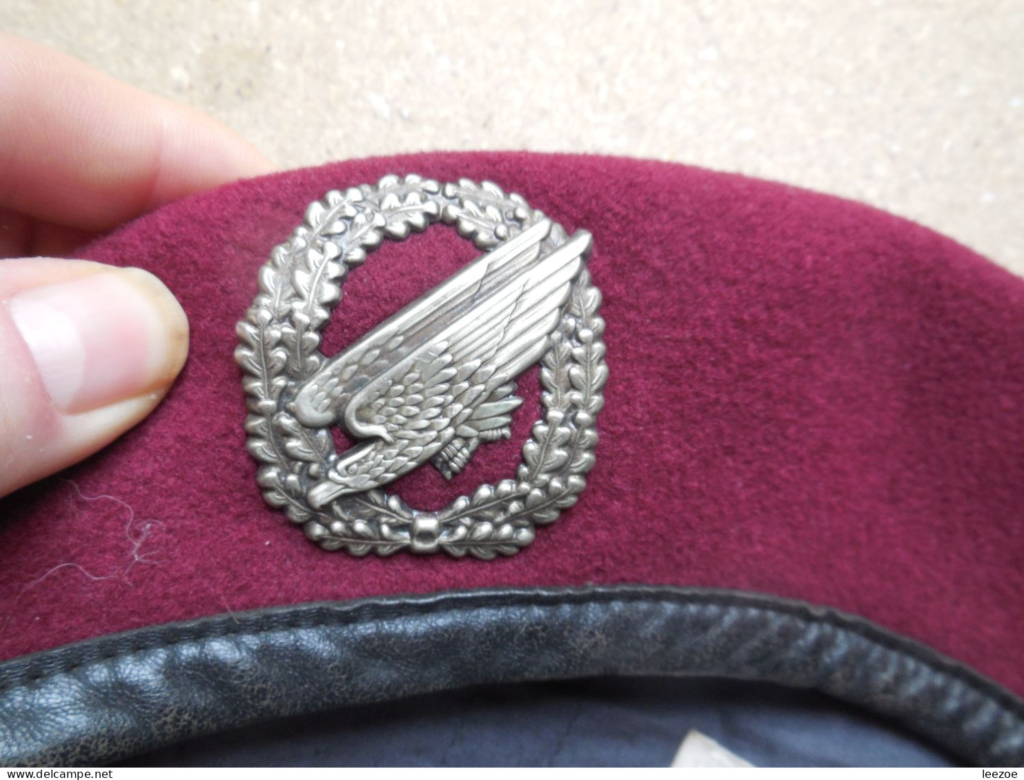 Insigne Des Forces Armées Allemandes Parachutistes, Les Fallschirmjäger Bundeswehr Sur Béret Rouge......N5 - Headpieces, Headdresses