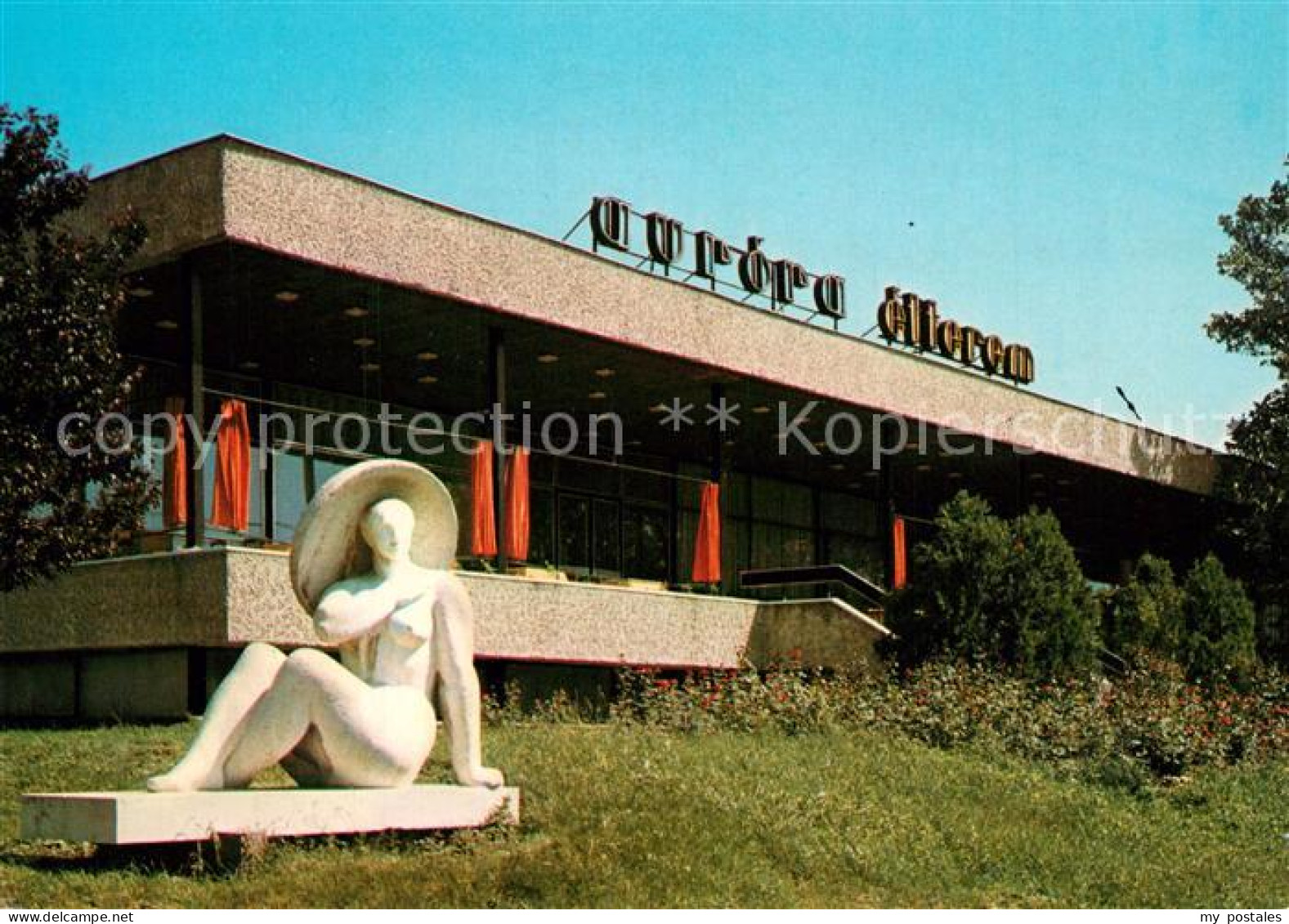 73243519 Balatonalmadi Restaurant Aurora Statue Die Sich Sonnende Frau Balatonal - Ungarn
