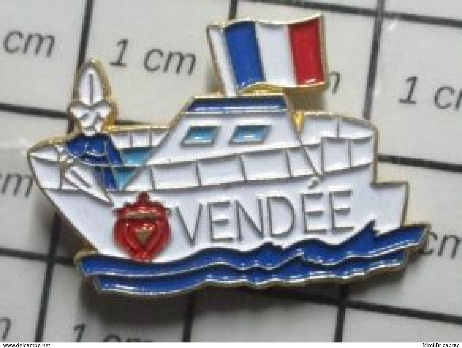812G Pin's Pins / Beau Et Rare / BATEAUX / VEDETTE TOURISTIQUE VENDEE - Schiffahrt