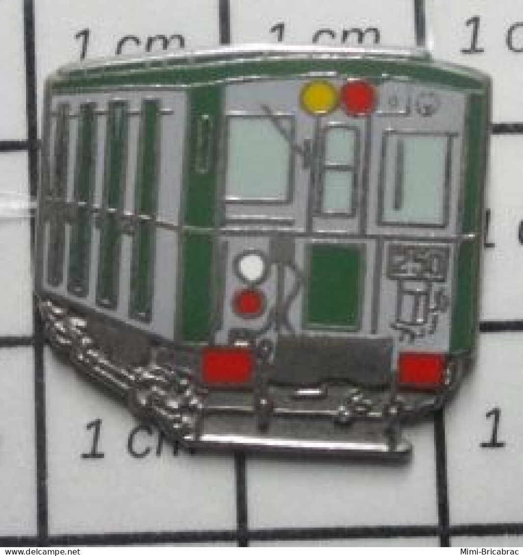 3022 Pin's Pins / Beau Et Rare / TRANSPORTS / WAGON DE METRO - Renault