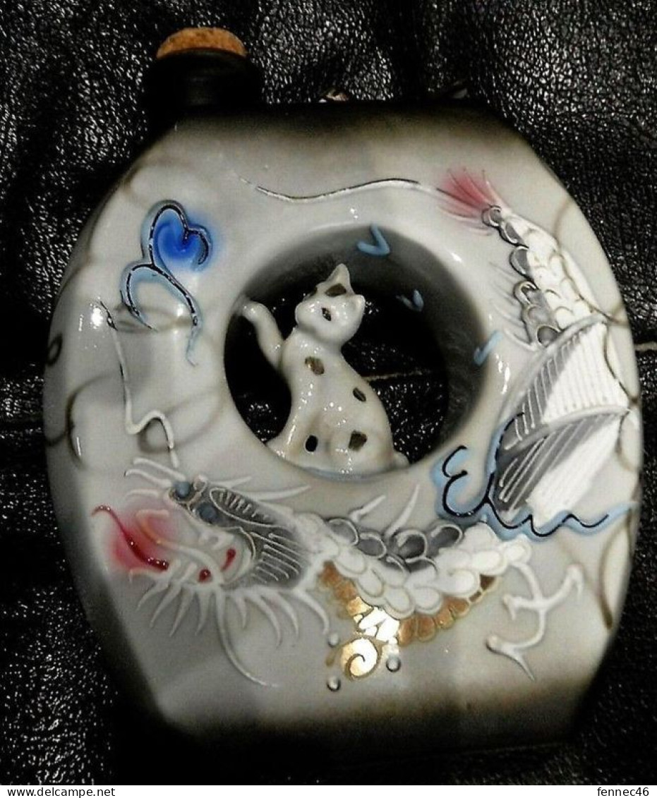 * Bouteille Vide - Porcelaine Asiatique - Décorée D'un Oiseau Et D'un Chat - Art Asiatique