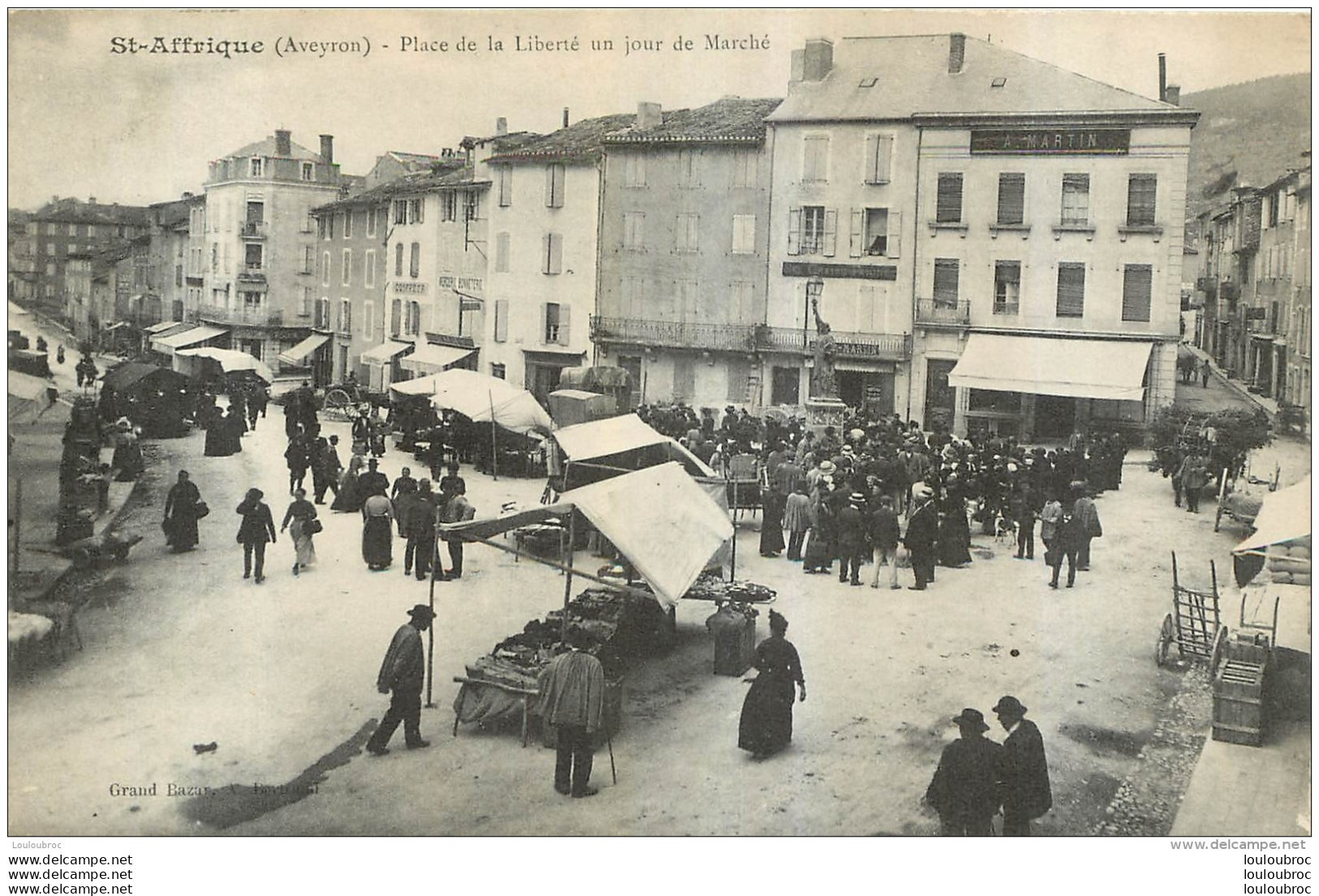 SAINT AFFRIQUE PLACE DE  LA LIBERTE UN JOUR DE MARCHE - Saint Affrique