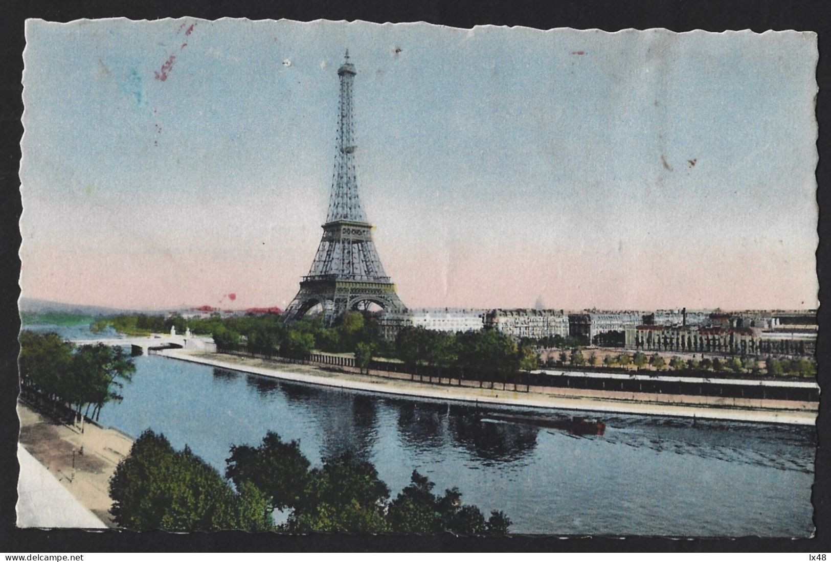 Stationery Postcard Of The Eiffel Tower From 1952 With An Old Paris Vignette.Carte Postale De Papeterie De La Tour Eiffe - Hotels- Horeca