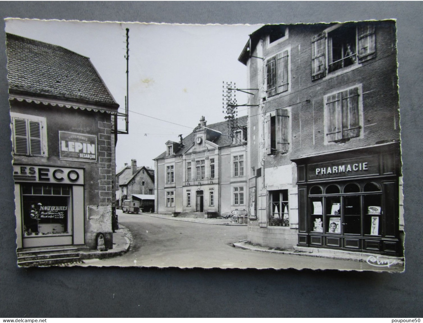 CP 70 Haute Saône MONTBOZON  - Pharmacie  Et Boutique ECO Le Carrefour De La Carotte Et L'hôtel De Ville 1950 - Montbozon