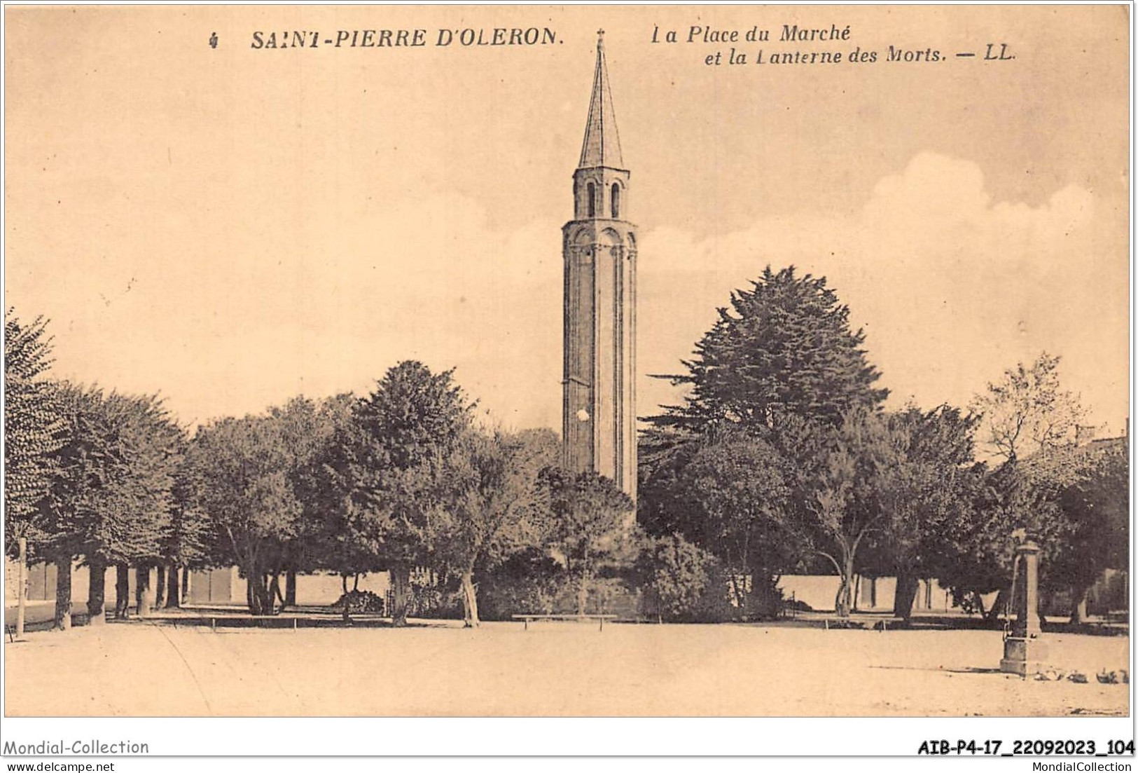 AIBP4-17-0421 - SAINT-PIERRE-D'OLERON - La Place Du Marché Et La Lanterne Des Morts  - Saint-Pierre-d'Oleron
