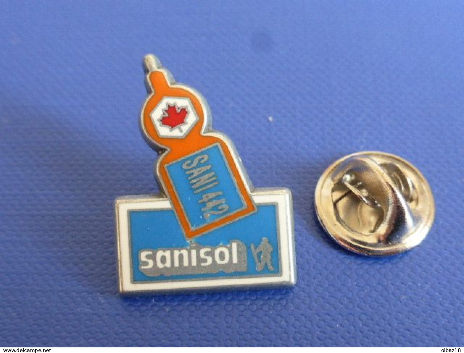 Pin's Brut Arthus Bertrand Sanisol Sani 442 - Nettoyant Feuille érable Canada - Pin's Non Doré (AA19) - Arthus Bertrand