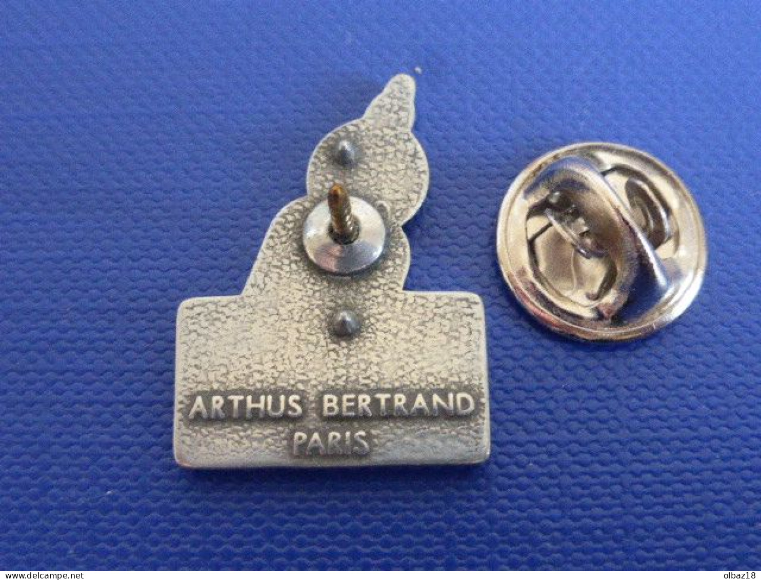 Pin's Brut Arthus Bertrand Sanisol Sani 442 - Nettoyant Feuille érable Canada - Pin's Non Doré (AA19) - Arthus Bertrand