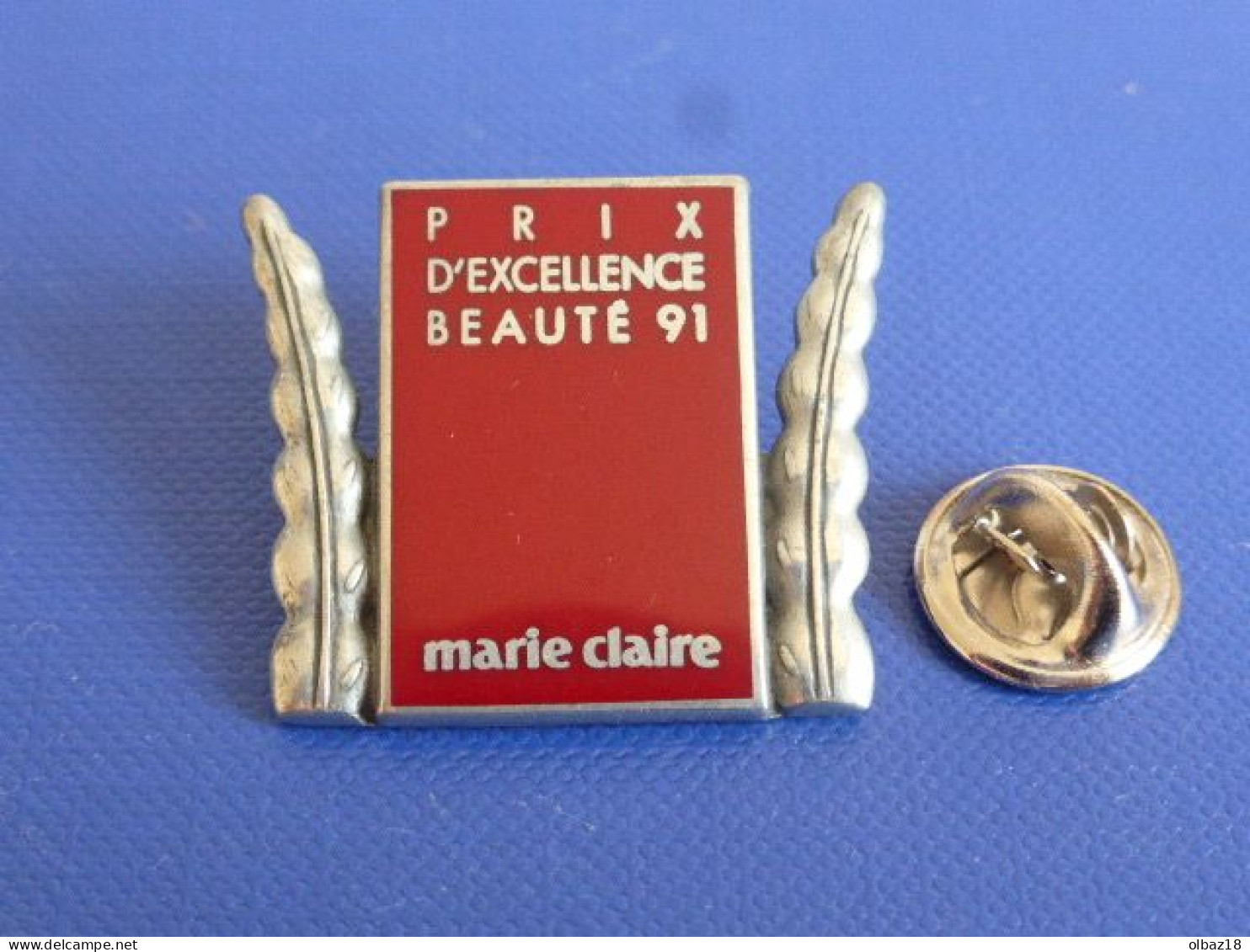 Pin's Brut Arthus Bertrand Marie Claire Prix D'excellence Beauté 91 - Magazine Média Revue - Pin's Non Doré (AA21) - Arthus Bertrand