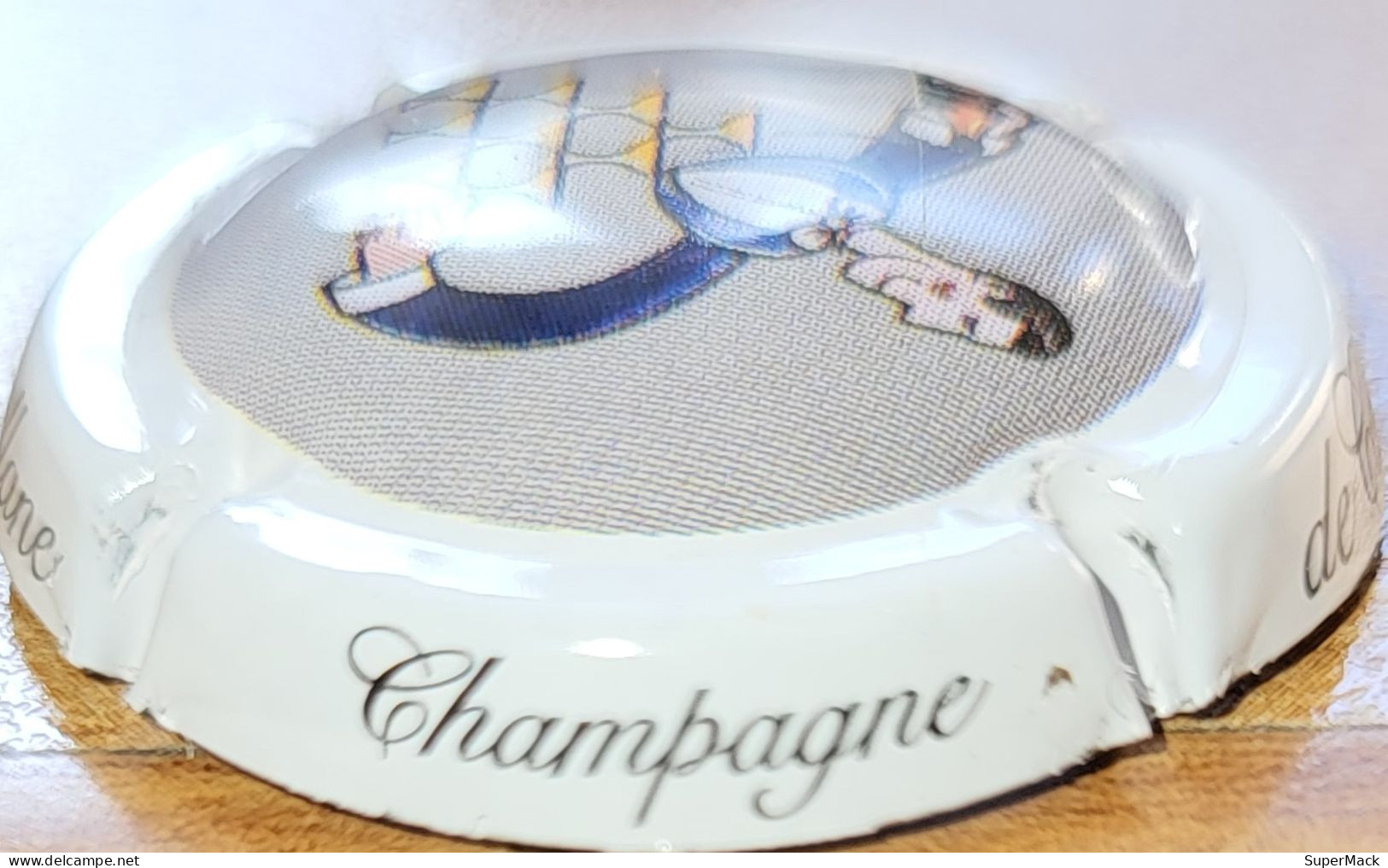 Capsule Champagne DE CASTELLANE Série ??, Ecriture Stylisée Sur Contour Blanc, Polychrome & Blanc Nr 92f - De Castellane