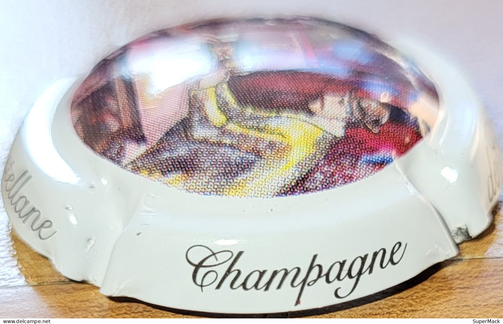Capsule Champagne DE CASTELLANE Série ??, Ecriture Stylisée Sur Contour Blanc, Polychrome & Blanc Nr 92h - De Castellane