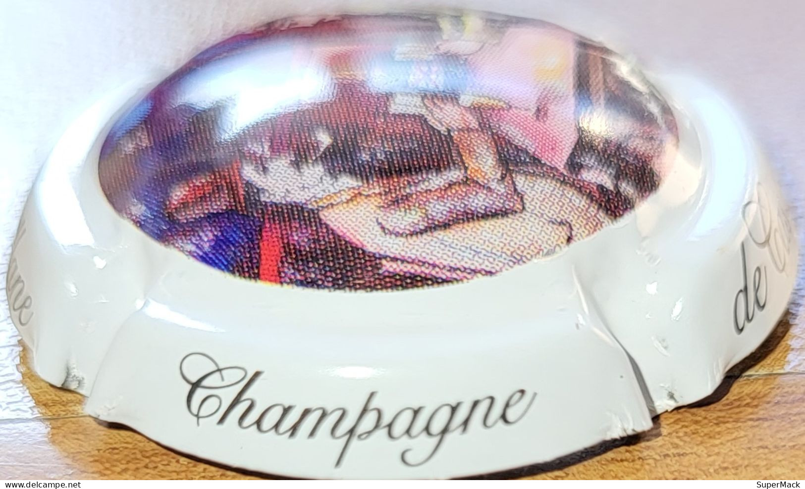 Capsule Champagne DE CASTELLANE Série ??, Ecriture Stylisée Sur Contour Blanc, Polychrome & Blanc Nr 92h - De Castellane