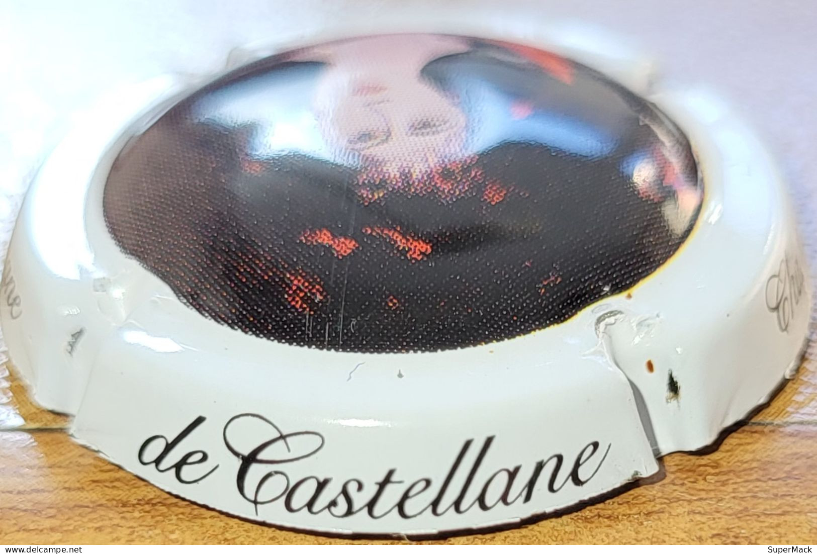 Capsule Champagne DE CASTELLANE Série ??, Ecriture Stylisée Sur Contour Blanc, Polychrome & Blanc Nr 91d - De Castellane