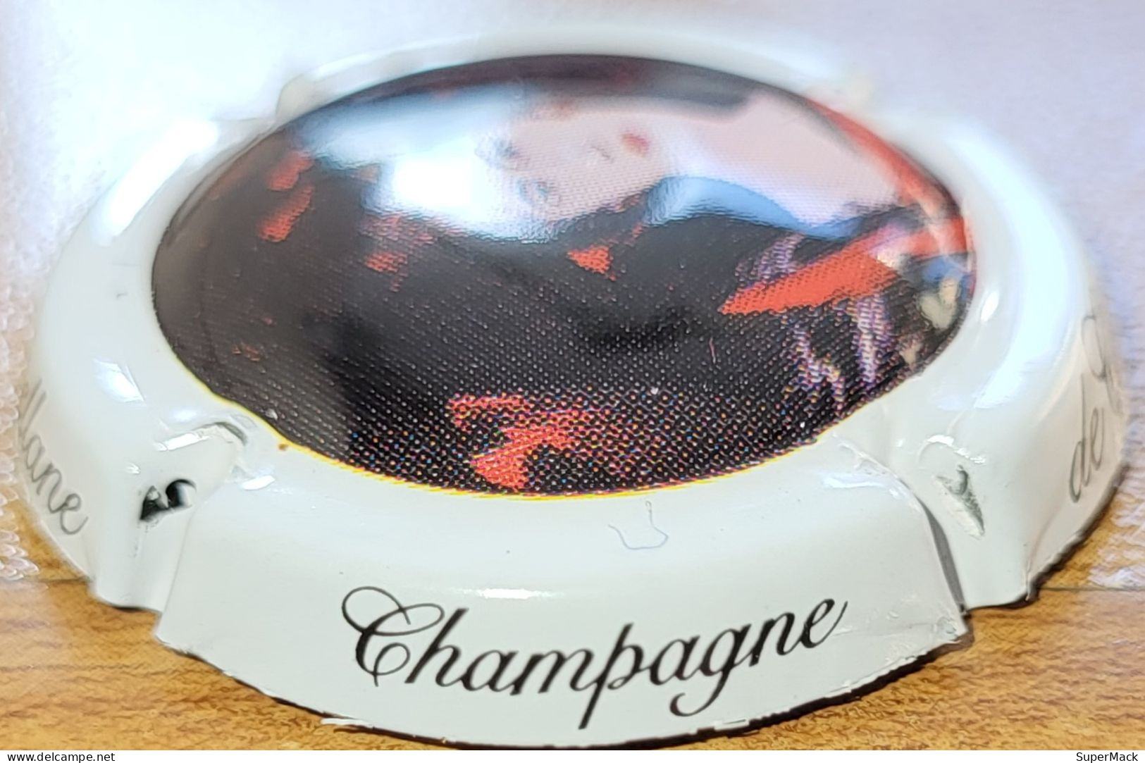 Capsule Champagne DE CASTELLANE Série ??, Ecriture Stylisée Sur Contour Blanc, Polychrome & Blanc Nr 91d - De Castellane