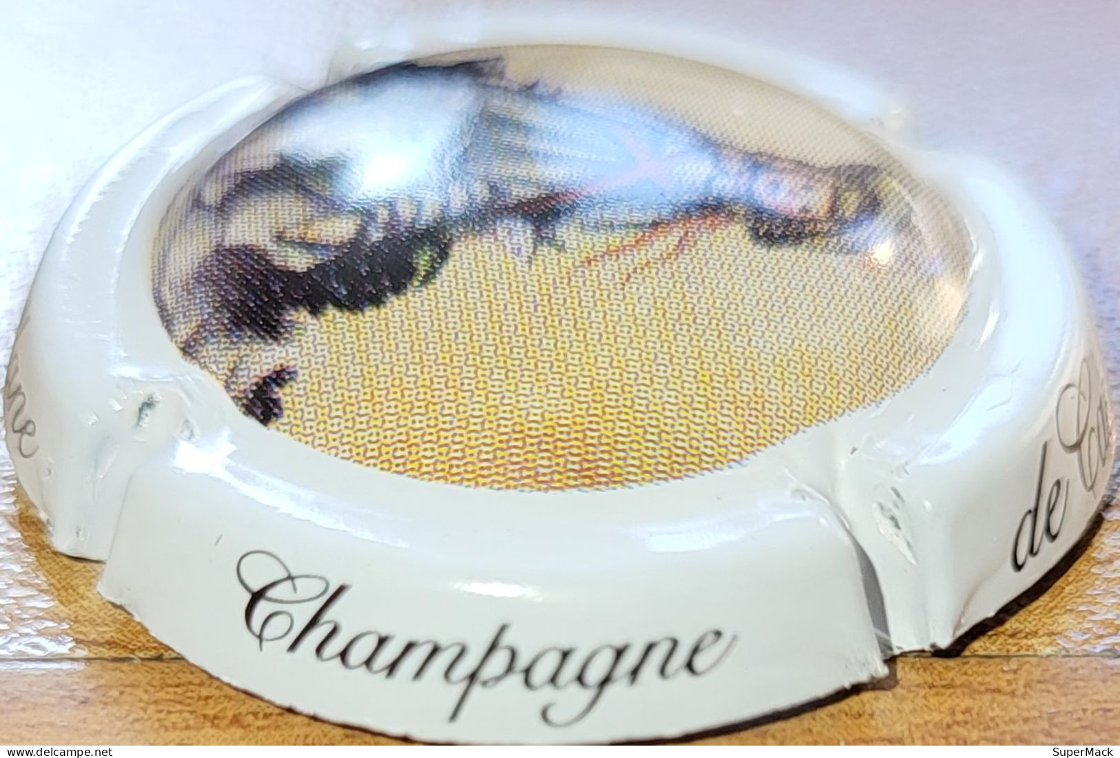 Capsule Champagne DE CASTELLANE Série ??, Ecriture Stylisée Sur Contour Blanc, Polychrome & Blanc Nr 91g - De Castellane