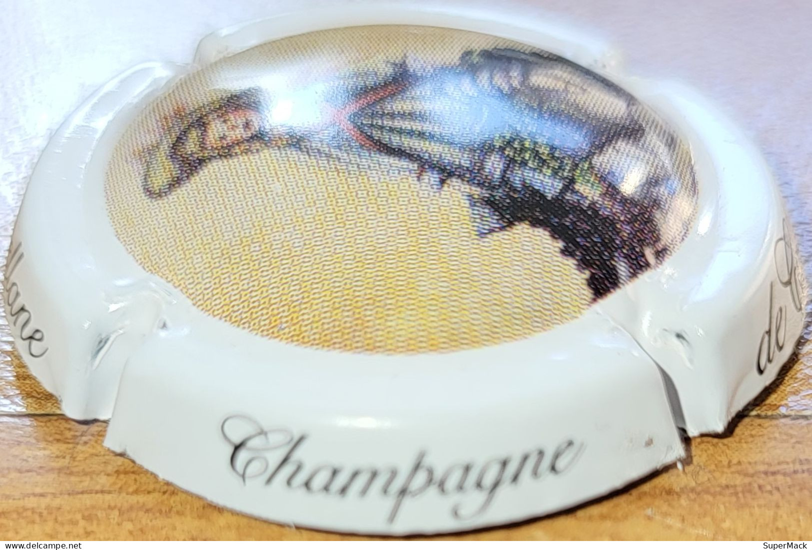 Capsule Champagne DE CASTELLANE Série ??, Ecriture Stylisée Sur Contour Blanc, Polychrome & Blanc Nr 91g - De Castellane