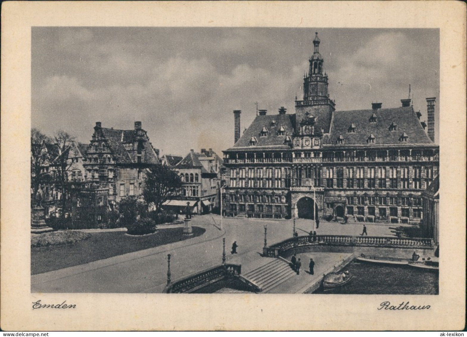 Ansichtskarte Emden Rathaus - Straßenpartie 1944 - Emden