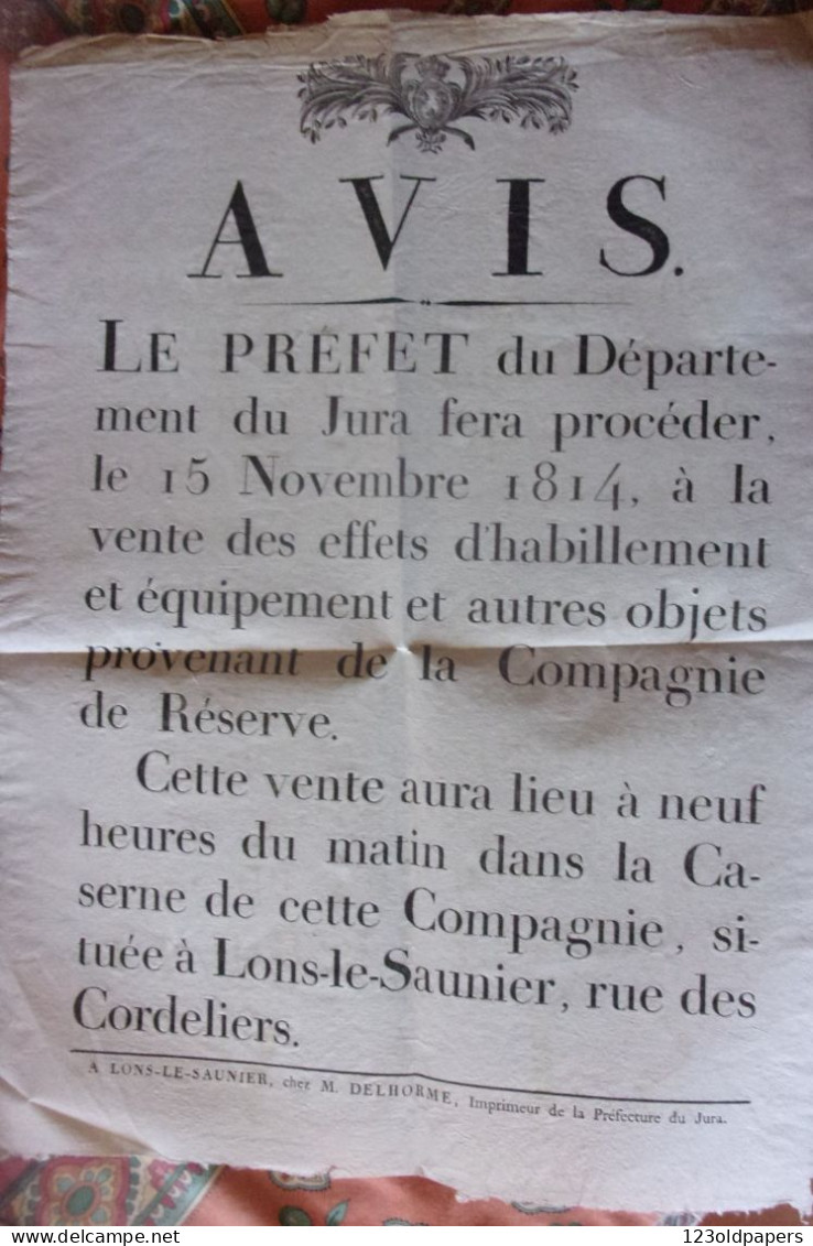 1814 PLACARD AVIS JURA LONS LE SAUNIER VENTE DES EFFETS HABILLEMENTS ET EQUIPEMENTS PROVENANT DECOMPAGNIE DE RESERVE - Documents