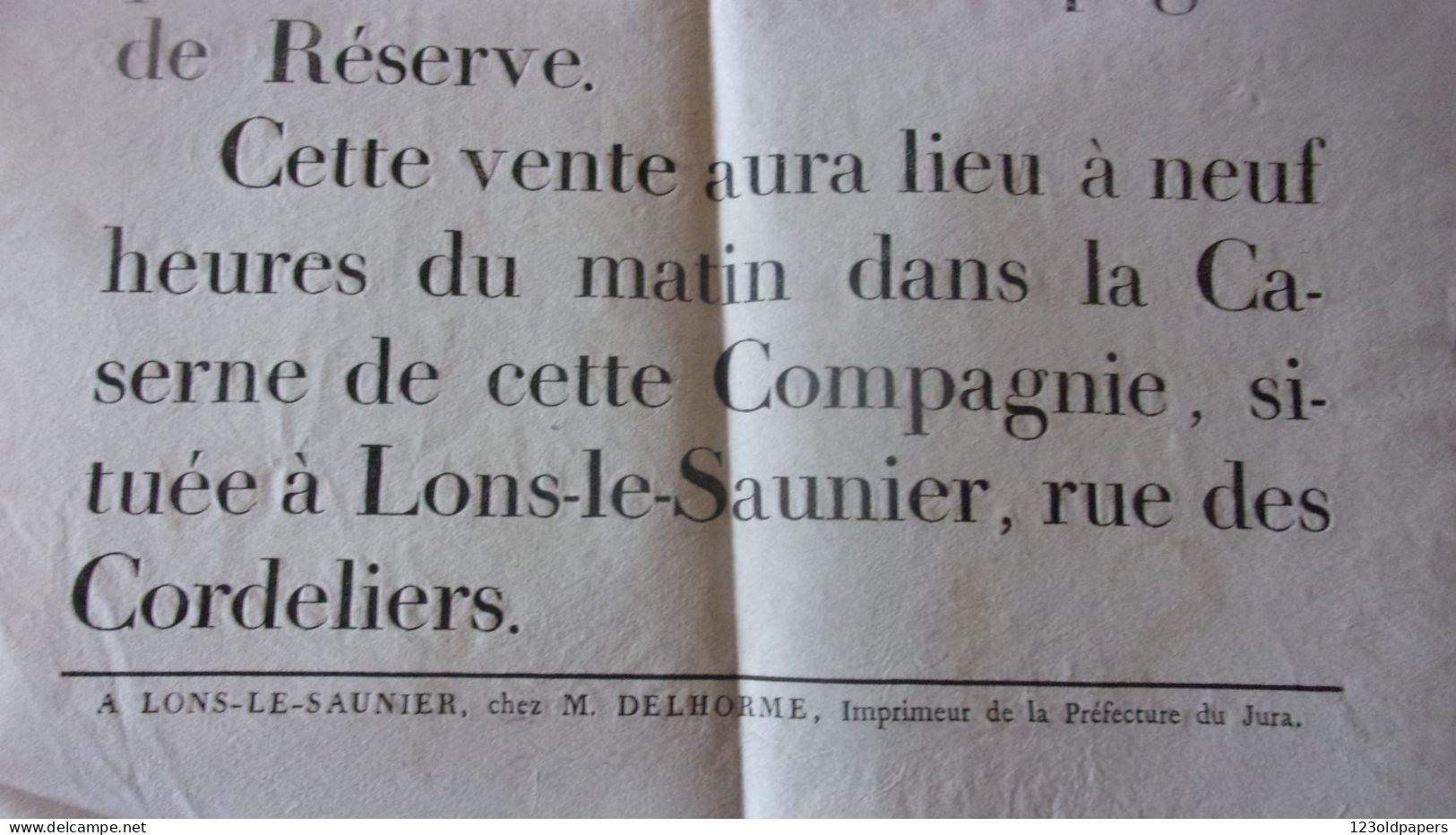 1814 PLACARD AVIS JURA LONS LE SAUNIER VENTE DES EFFETS HABILLEMENTS ET EQUIPEMENTS PROVENANT DECOMPAGNIE DE RESERVE - Documenti