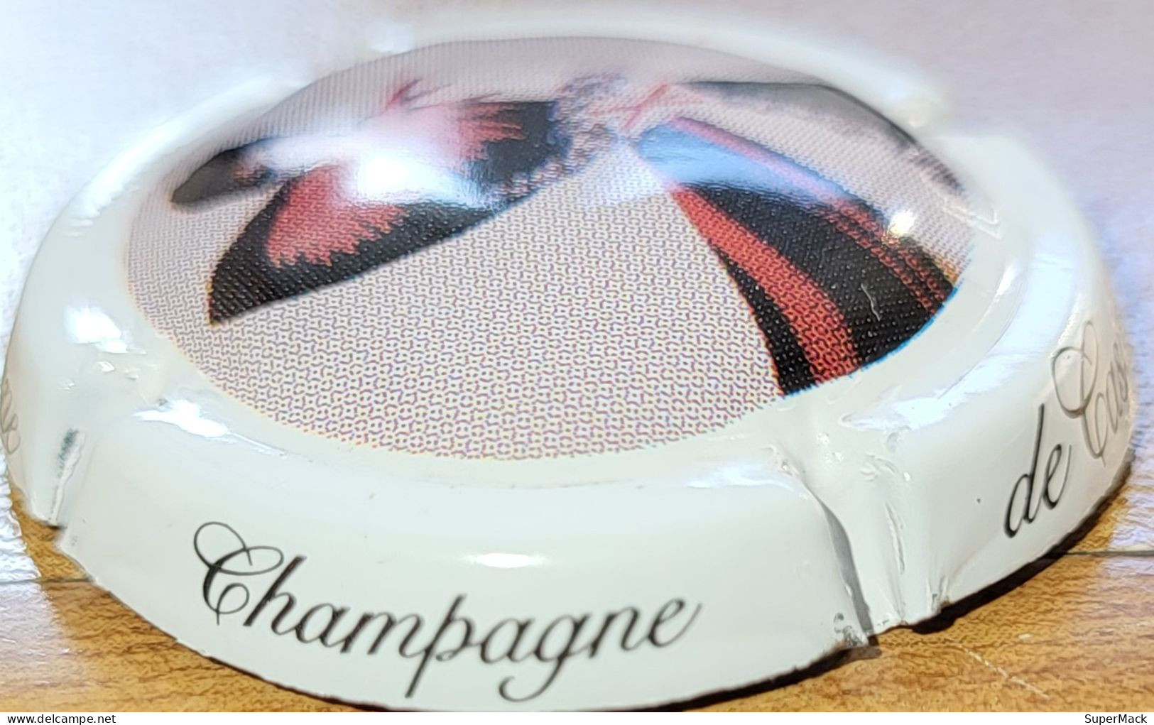 Capsule Champagne DE CASTELLANE Série ??, Ecriture Stylisée Sur Contour Blanc, Polychrome & Blanc Nr 91a - De Castellane