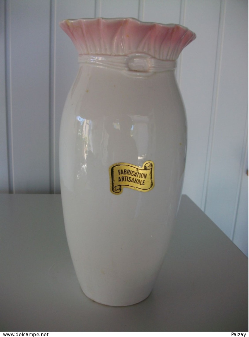 Vase Blanc Encolure Rose Forme De Ceinture Hauteur 28cm, Diamètre 14cm Maxi Signature G O Pas Facile à Lire - Vallauris (FRA)