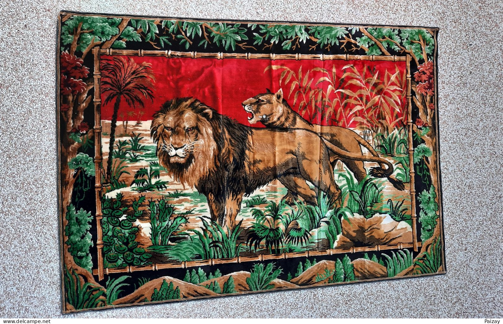 Tapisserie Ancienne Année 50 Décorative Un Couple De Lion Et Lionne Dans Décor De Savane - Teppiche & Wandteppiche