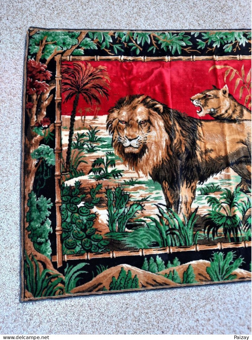 Tapisserie Ancienne Année 50 Décorative Un Couple De Lion Et Lionne Dans Décor De Savane - Teppiche & Wandteppiche
