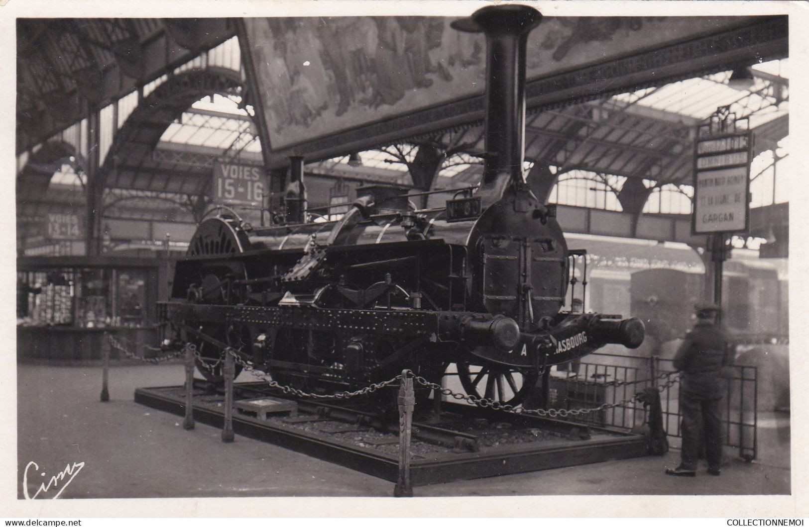 GARE L'EST ,,locomotive Exposée ,,obliteration De La Gare De L'est Sur Le Timbre - Estaciones Con Trenes
