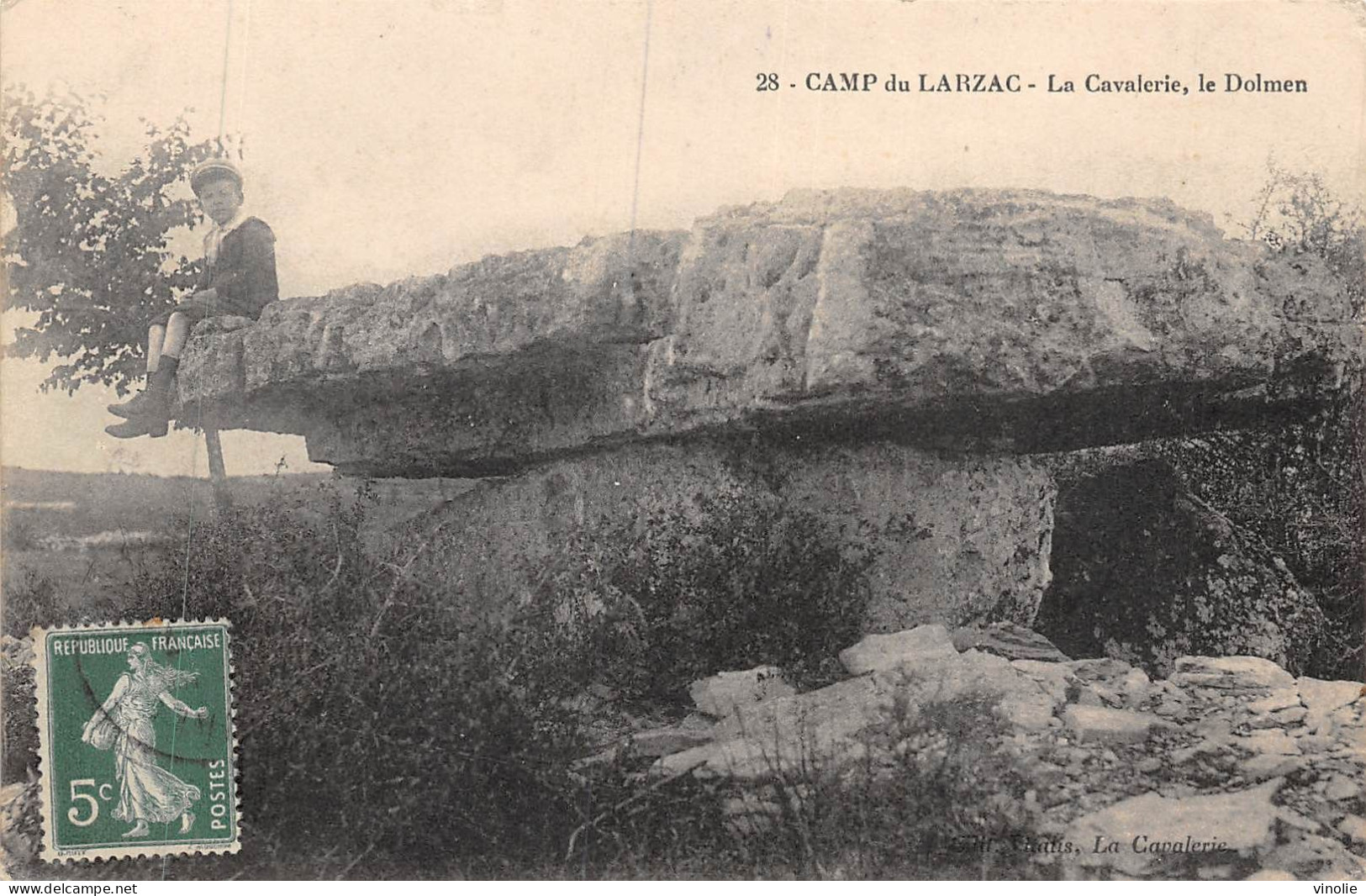 24-3385 : LE DOLMEN  CAMP DU LARZAC LA CAVALERIE - Dolmen & Menhire