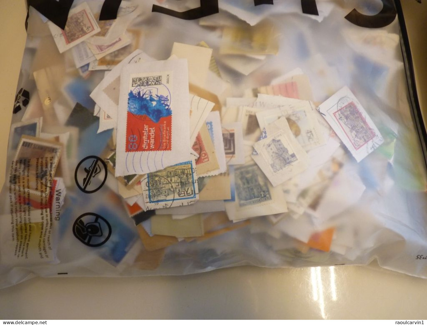 GROS VRAC DE TIMBRES  Environ 3000 - Vrac (min 1000 Timbres)