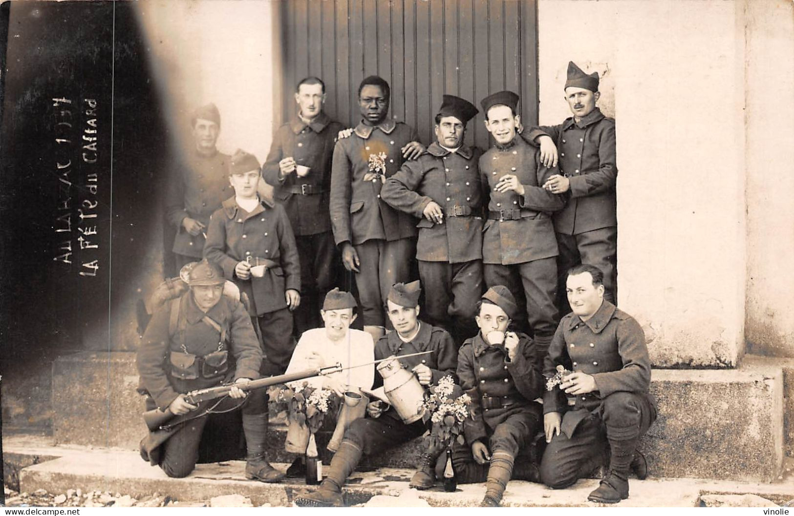 24-3397 : LA CAVALERIE CAMP DU LARZAC. CARTE-PHOTO GROUPE DE SOLDATS. 1937. LA FETE DU CAFFARD - La Cavalerie