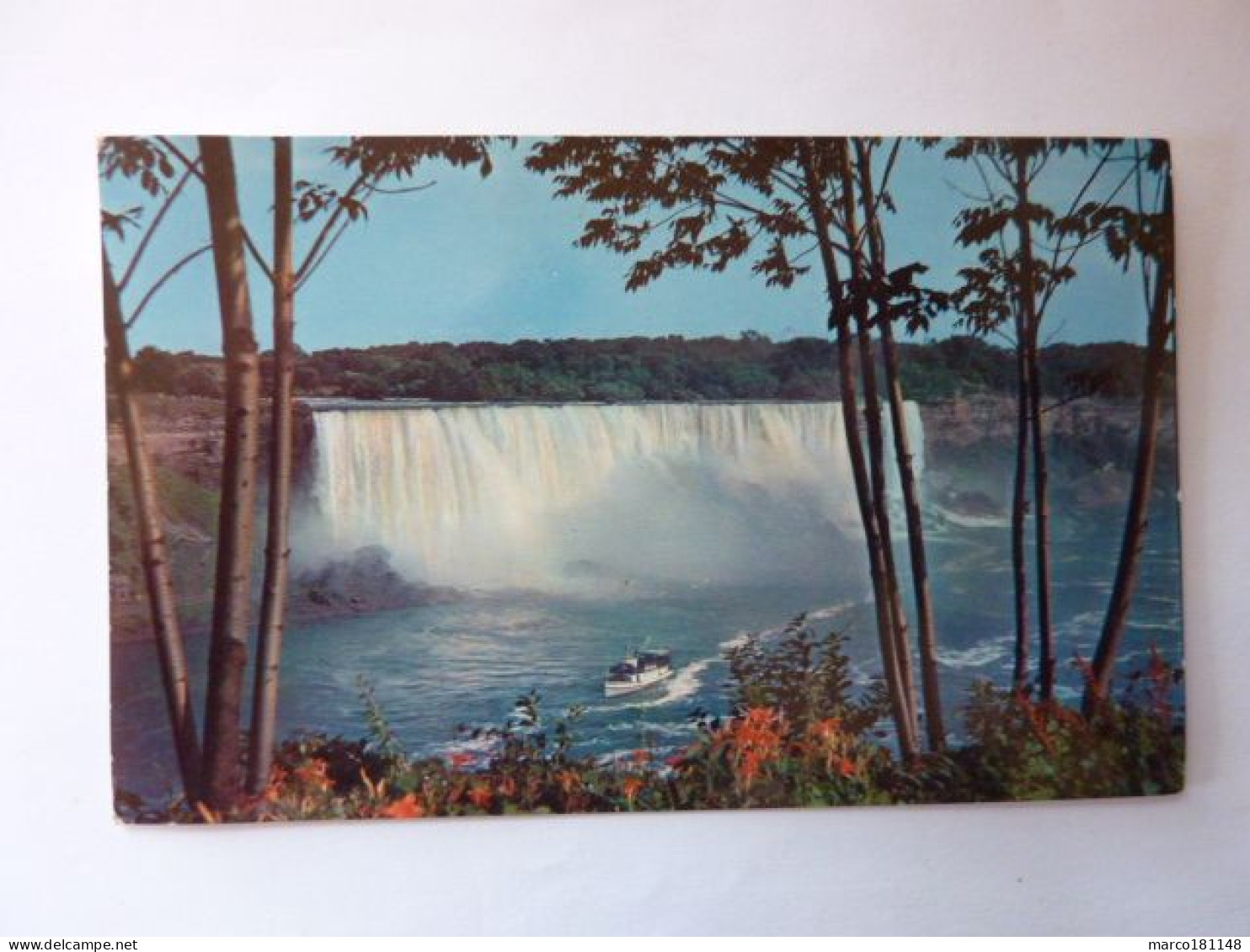 AMERICAN FALLS AND "MAID OF THE MIST" - Chutes Du Niagara