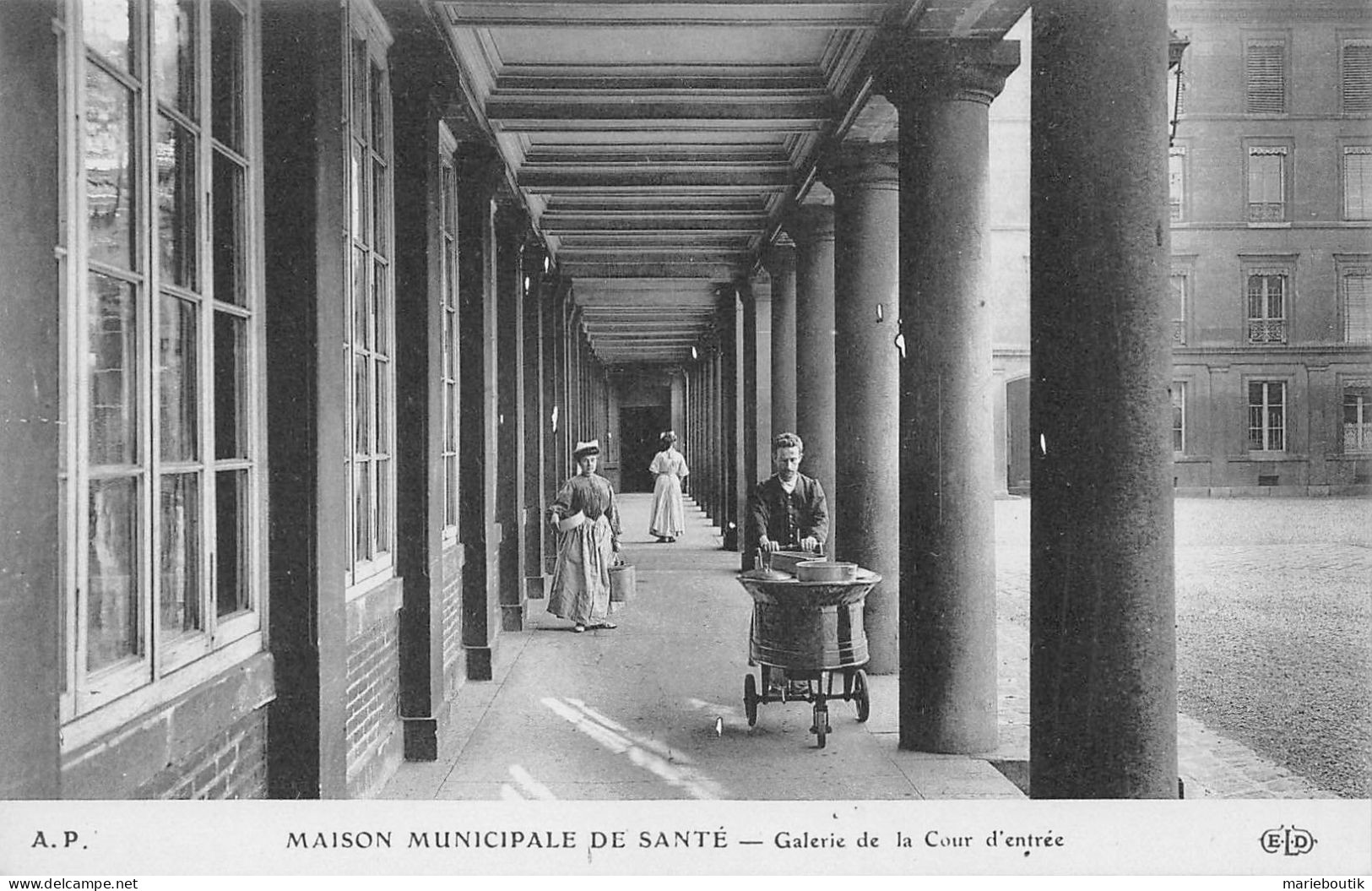 Paris – Maison Municipale De Santé – Galerie De La Cour D'entrée - Salud, Hospitales