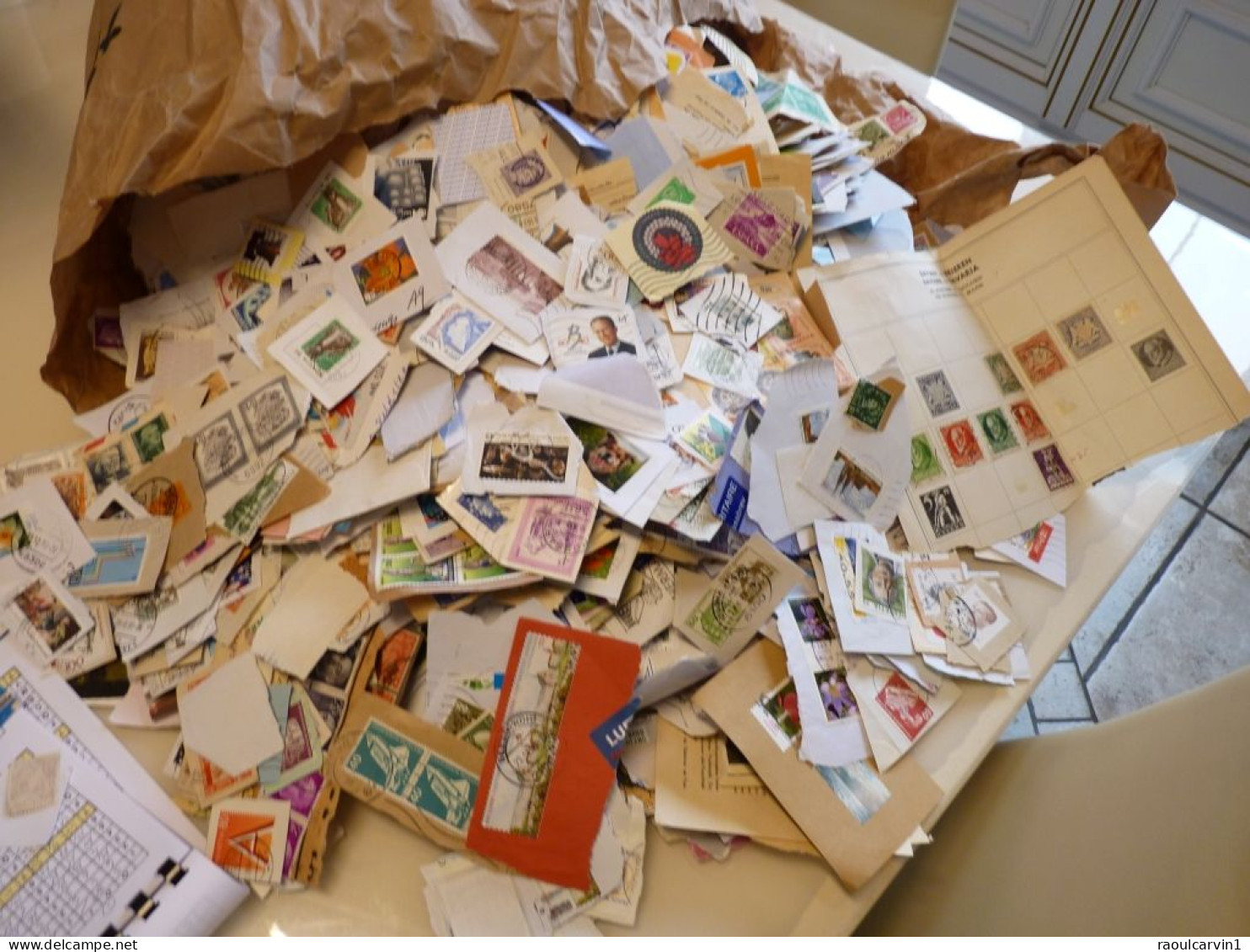 GROS VRAC DE TIMBRES  Environ  15000 Soit 3.5 Kg - Lots & Kiloware (mixtures) - Min. 1000 Stamps