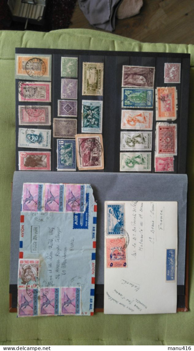 Lot De 220 Timbres Et 11 Documents Des Colonies Françaises Avant Et Après Indépendance Dans Un Album. Port Offert. - Colecciones