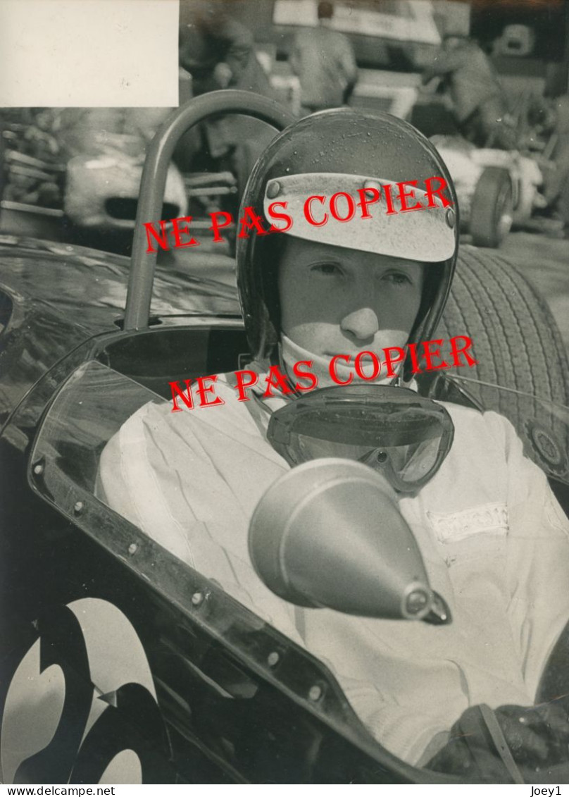 Photo Originale De  Jochen Rindt Dans Sa Brabham BT23 Numéro 26 1967 à Pau - Cars