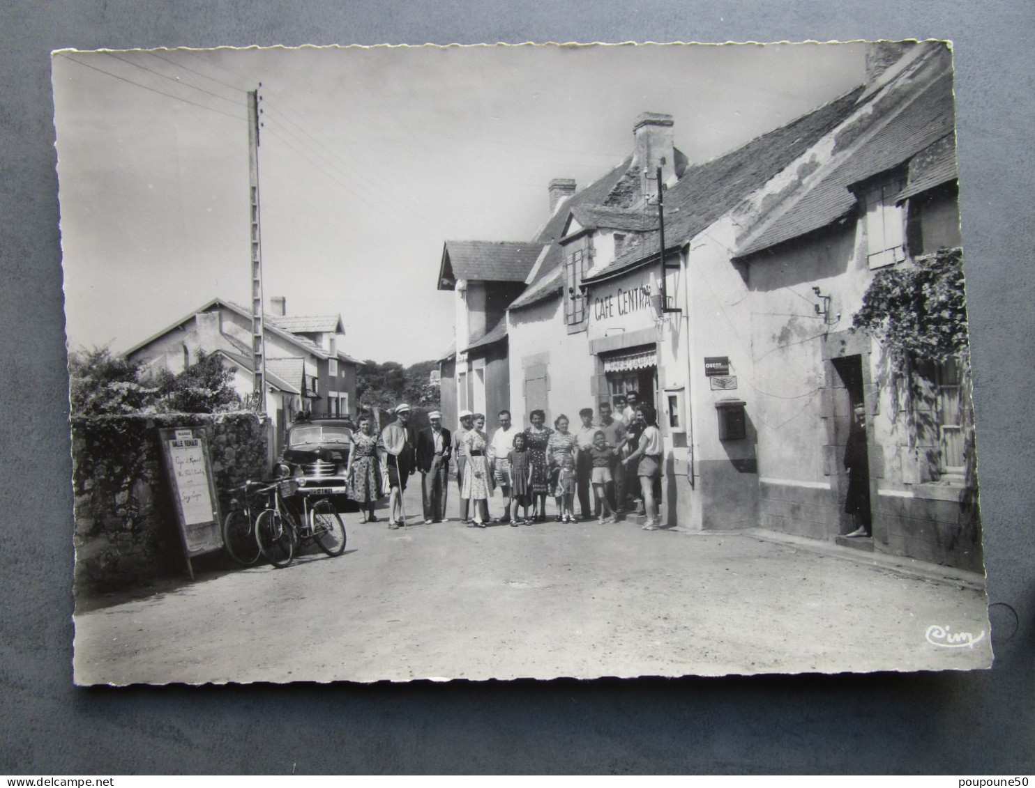 CP 44 Loire Atlantique MESQUER QUIMIAC  - Avenue De La Plage LE CAFE CENTRAL Voiture Et Vélo 1950 - Mesquer Quimiac