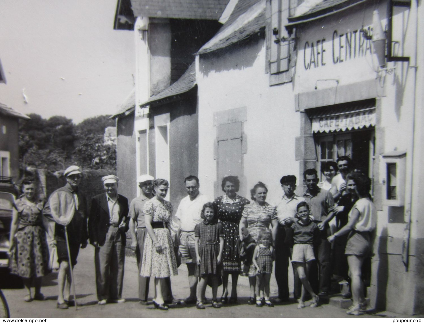 CP 44 Loire Atlantique MESQUER QUIMIAC  - Avenue De La Plage LE CAFE CENTRAL Voiture Et Vélo 1950 - Mesquer Quimiac