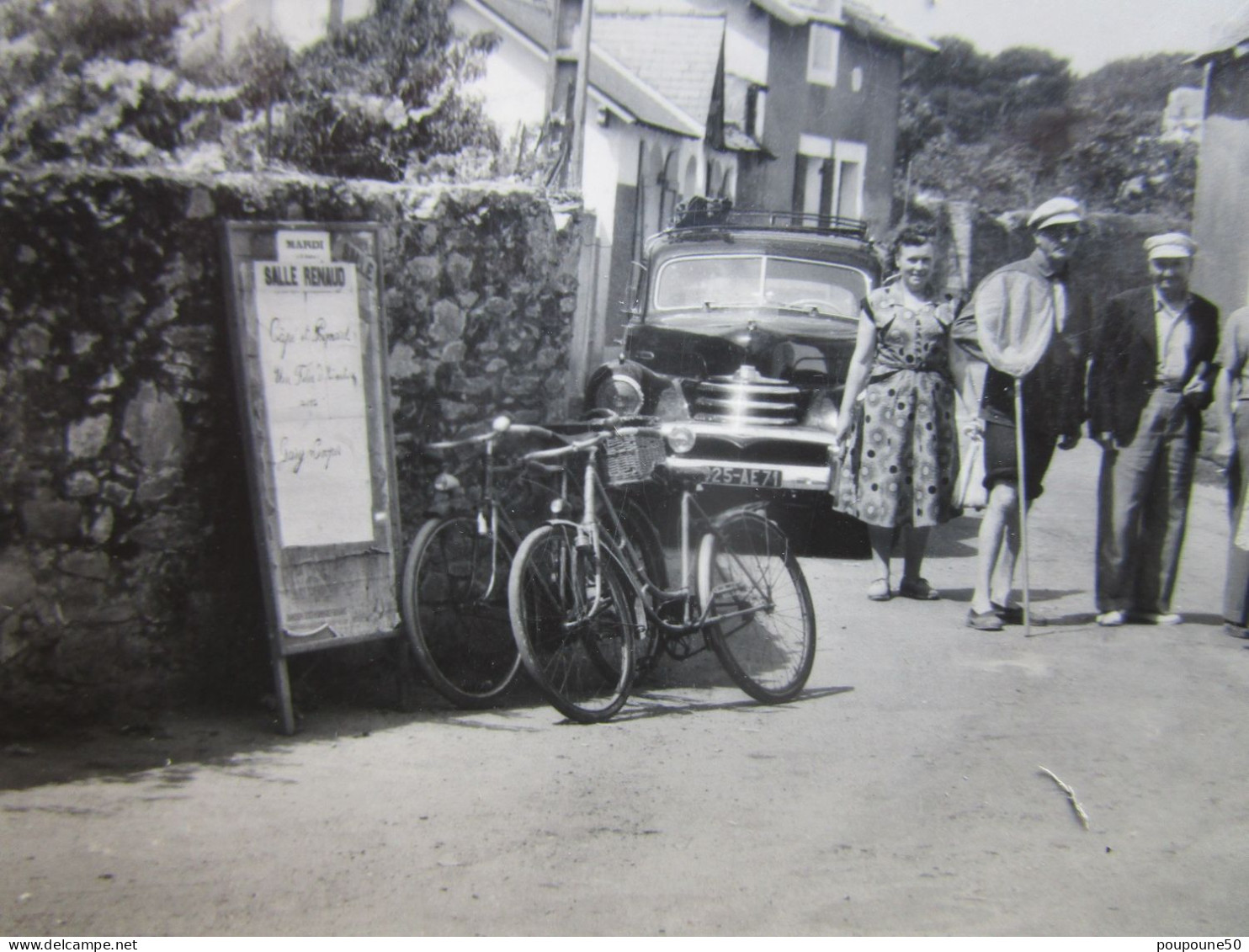 CP 44 Loire Atlantique MESQUER QUIMIAC  - Avenue De La Plage LE CAFE CENTRAL Voiture Et Vélo 1950 - Mesquer Quimiac