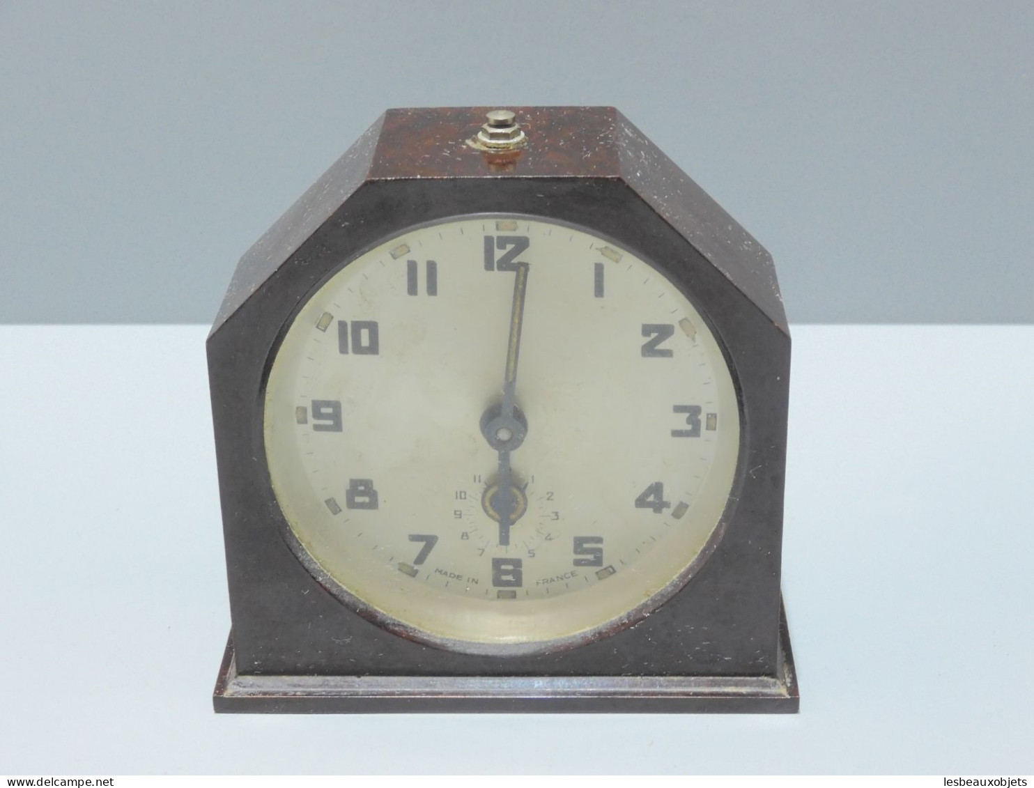 -ANCIEN REVEIL ART DECO BAKELITE ROUGE Sans Marque Visible JUS De GRENIER    E - Alarm Clocks