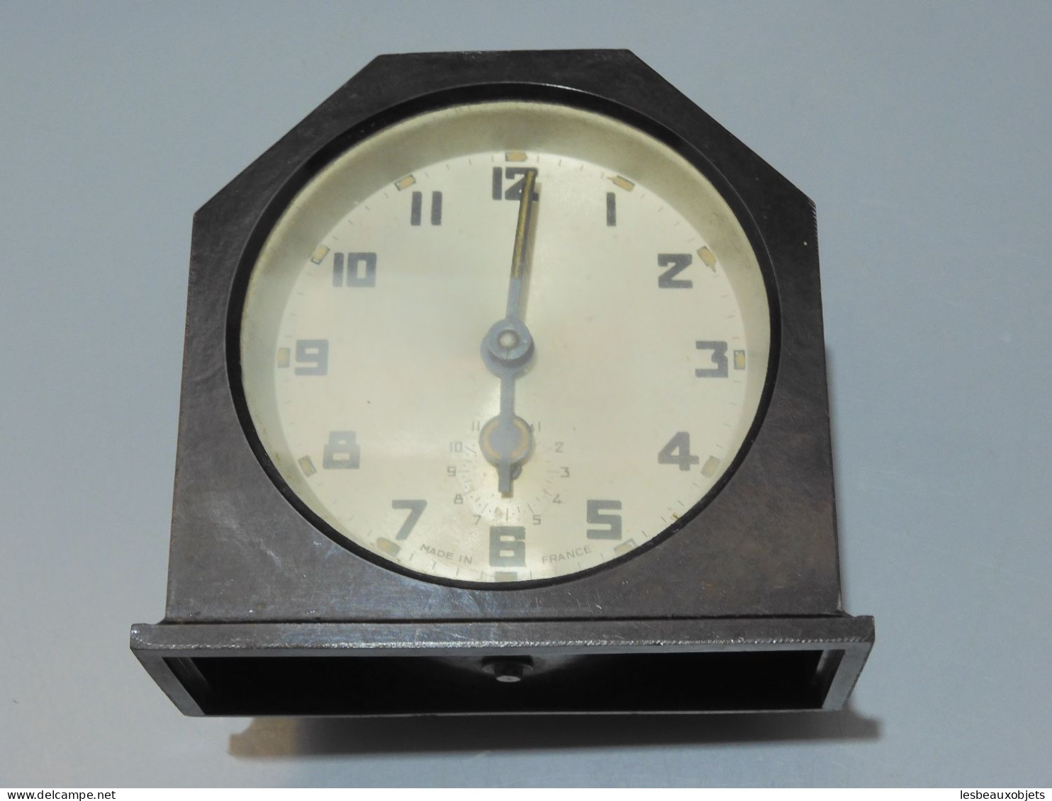 -ANCIEN REVEIL ART DECO BAKELITE ROUGE Sans Marque Visible JUS De GRENIER    E - Alarm Clocks