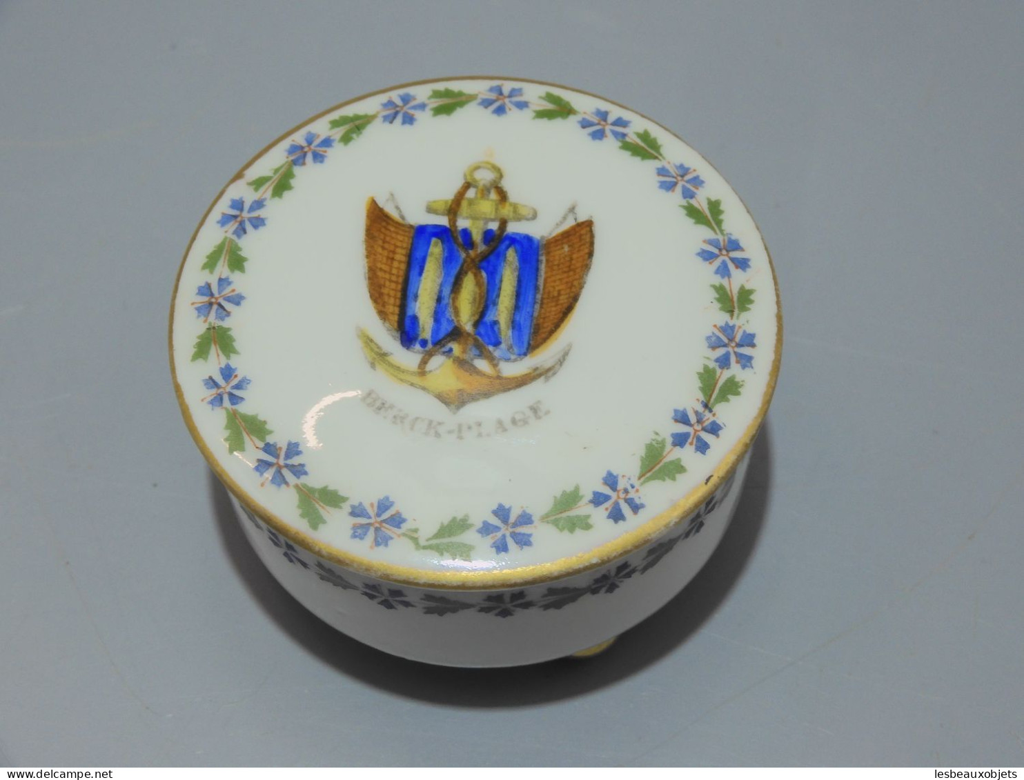 - PETITE BOITE PORCELAINE A PILULES SOUVENIR BERCK PLAGE Fleurs Bleues LIMOGES  E - Dozen